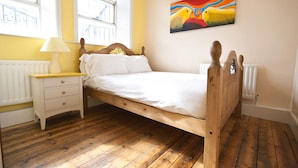 Double Room, 1 Double Bed, Shared Bathroom | Iron/ironing board (on request), WiFi (free), bed sheets - Hostel Connect (Londonderry)
