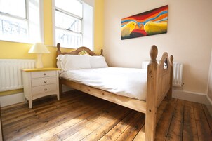 Habitación doble, 1 cama doble, baño compartido | Tabla de planchar con plancha, wifi gratis, ropa de cama