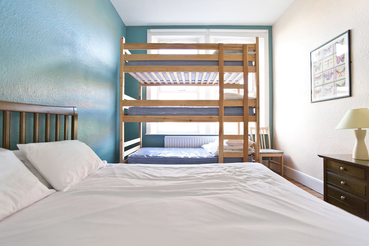 Tabla de planchar con plancha, wifi gratis y ropa de cama