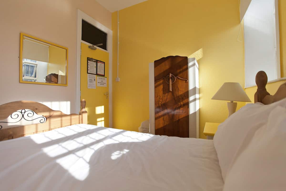 Tabla de planchar con plancha, wifi gratis y ropa de cama