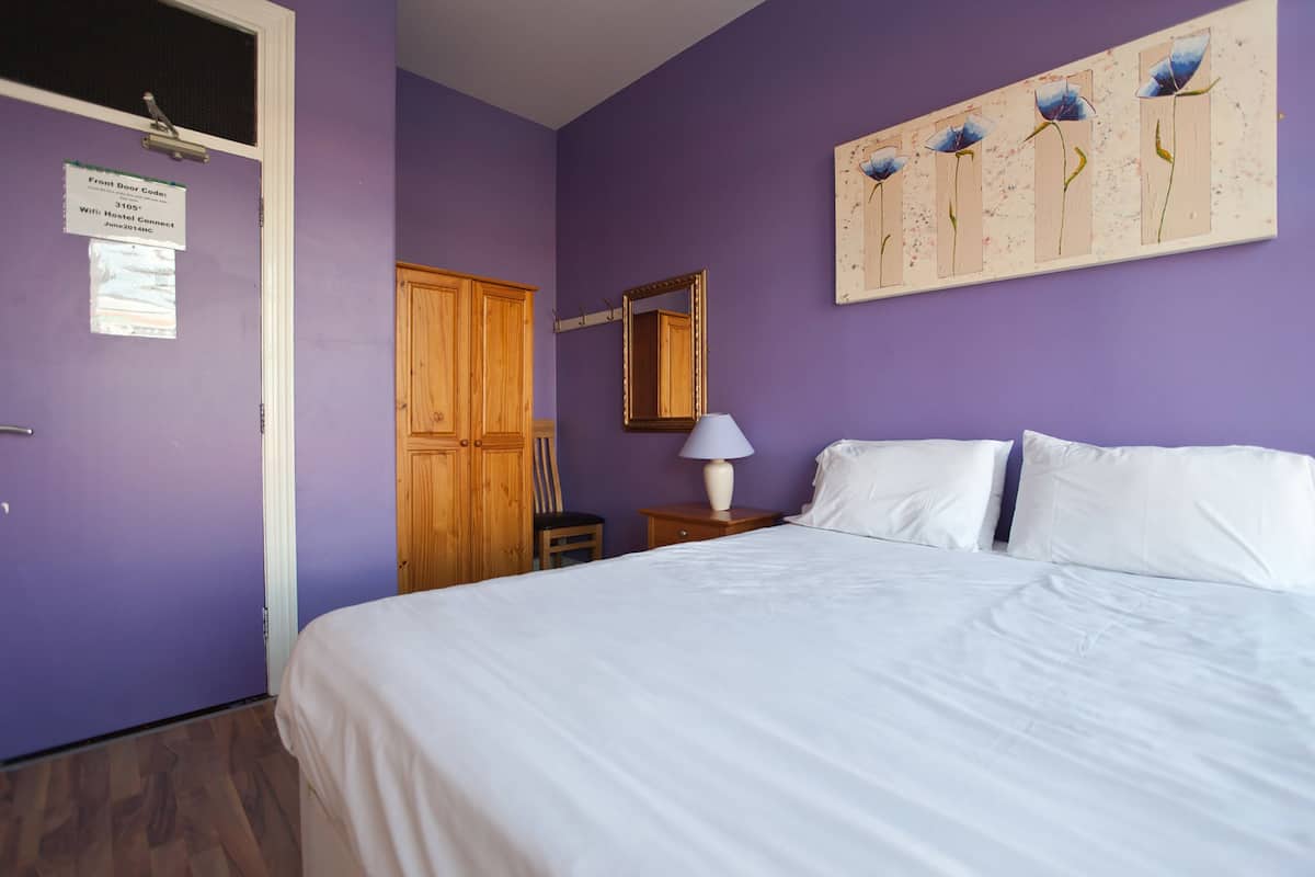 Tabla de planchar con plancha, wifi gratis y ropa de cama