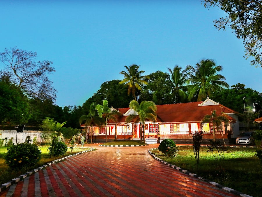 Voorkant accommodatie - avond/nacht