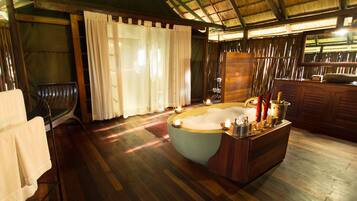 Deep-soaking bathtub