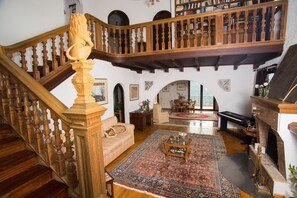 Villa, 2 Bedrooms, Mountain View | Living area