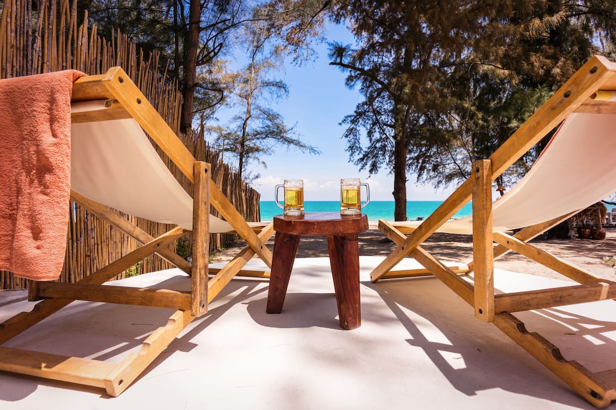 Bungalow Exclusif, 1 très grand lit, patio, en bord de plage | Terrasse/Patio