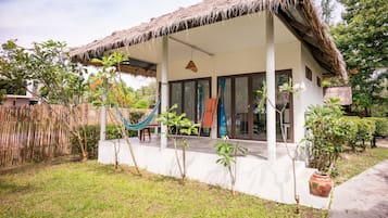 Bungalow Deluxe, 1 trÚs grand lit, patio, cÎté jardin | Minibar, coffres-forts dans les chambres, chambres insonorisées