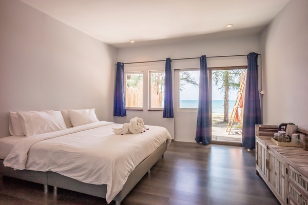 Bungalow – exclusive, 1 kingsize-seng, terrasse, ved stranden | Utsikt mot strand/hav