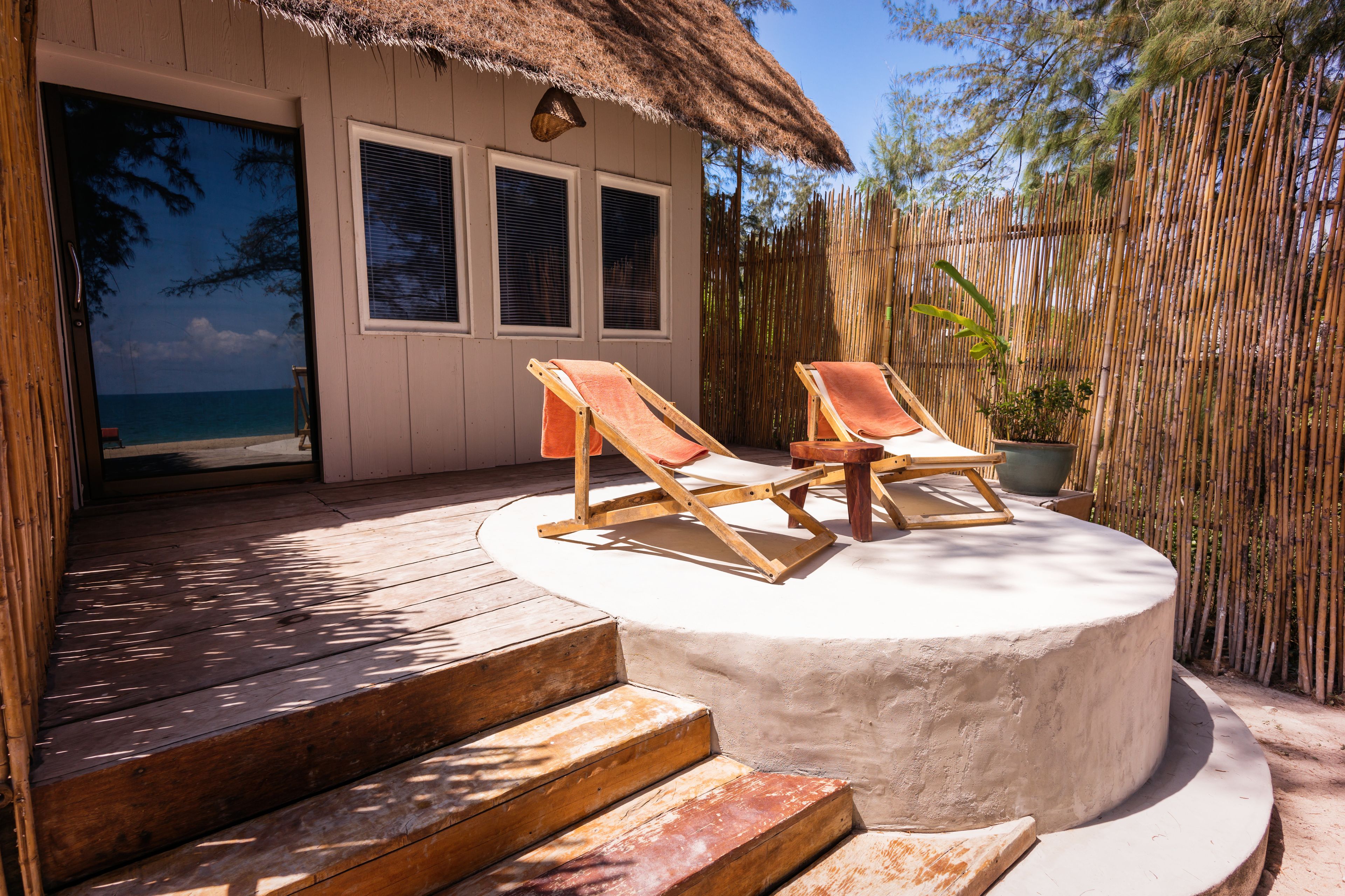 เอ็กซ์คลูซีฟบังกะโล, เตียงคิงไซส์ 1 เตียง, ลานระเบียง, ริมชายหาด | ลานระเบียง/นอกชาน