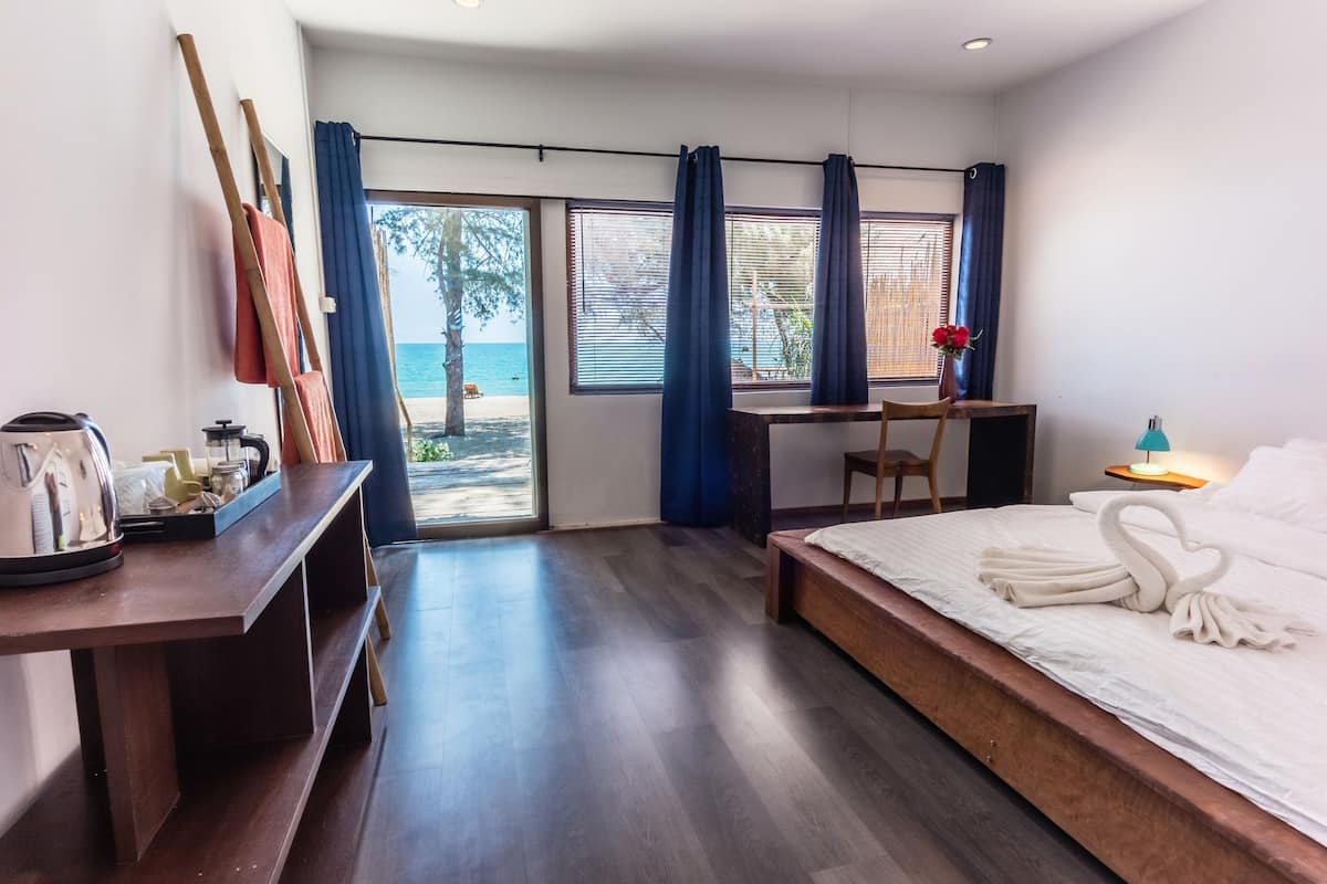 Bungalow Exclusif, 1 très grand lit, patio, en bord de plage | Vue de la chambre