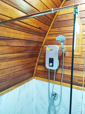 Mökki | Kylpyhuone | Suihku, ilmaiset hygieniatuotteet, pyyhkeet, saippua