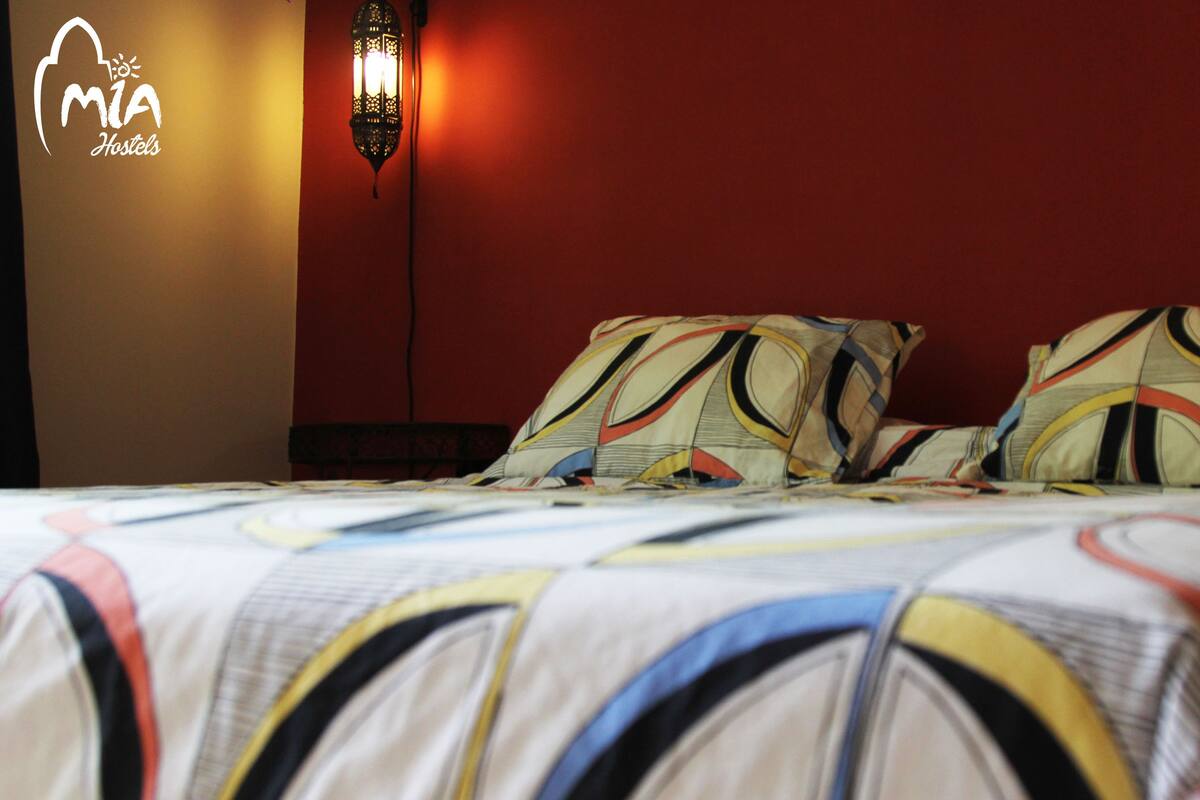 Basic Room, 1 Queen Bed, Private Bathroom | Soundproofing, WiFi (free)