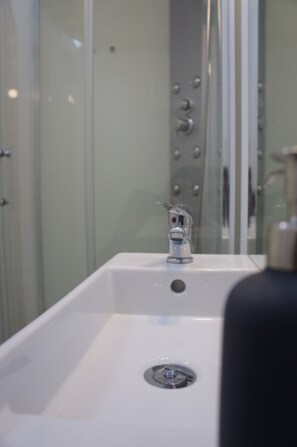 Comfort Double Room, 1 Double Bed, Private Bathroom | Bathroom | Towels - Mia Hostels (Asilah)