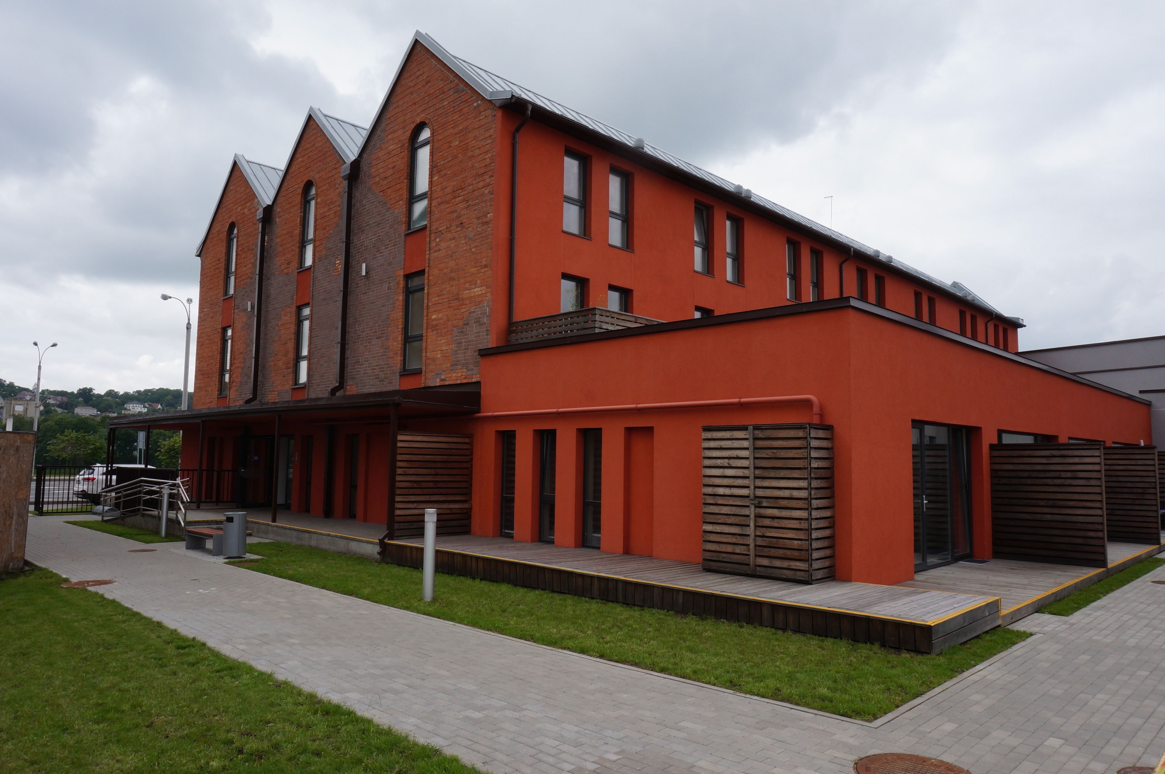 Een modern gebouw met een bakstenen gevel en grote ramen.