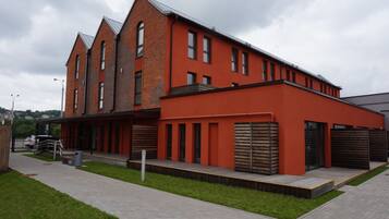 Een modern gebouw met een bakstenen gevel en grote ramen.