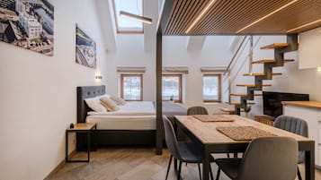 Family Studio, River View | In-room dining