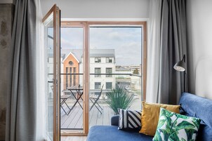 Appartement Luxe, 1 chambre, cuisine, vue cour intérieure | Balcon