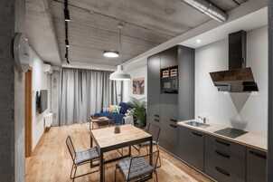 Appartement Luxe, 1 chambre, cuisine, vue cour intérieure | Cuisine privée | Réfrigérateur, micro-ondes, plaque de cuisson, bouilloire électrique