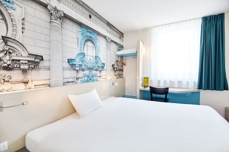 Escritorio, insonorización, tabla de planchar con plancha y wifi gratis