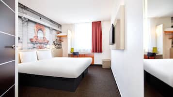 Desk, soundproofing, iron/ironing board, free WiFi