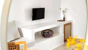 Superior Double or Twin Room, Jetted Tub | Desk, soundproofing, iron/ironing board, cribs/infant beds
