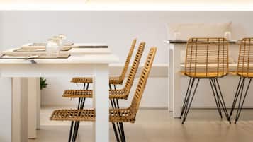 Desayuno buffet diario (EUR 15 por persona)