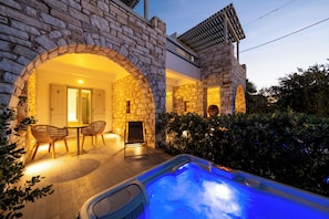 Double Room, Jetted Tub | Banheira de hidromassagem particular