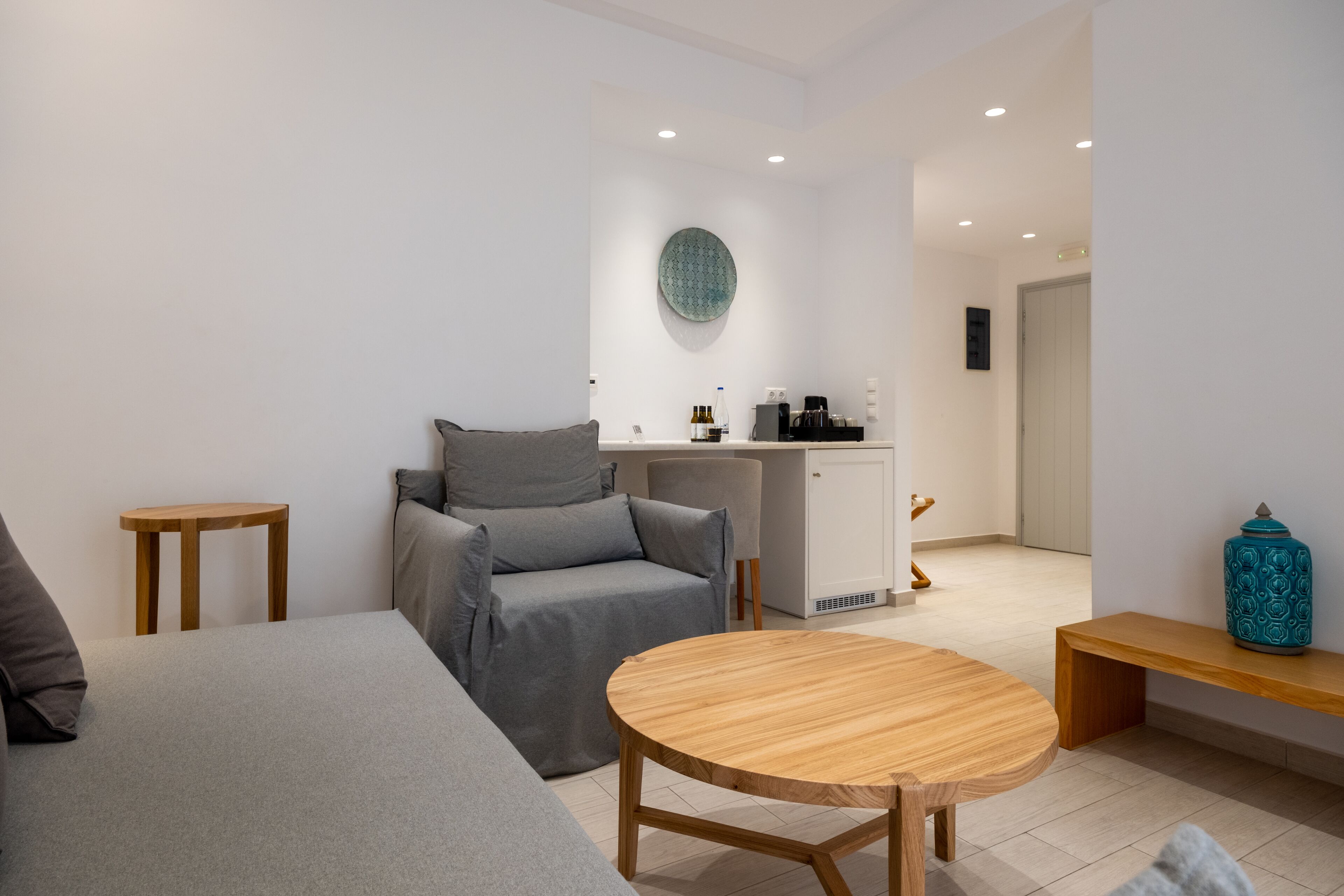 superior suite, 2 bedrooms, jetted tub | living room | flat-screen tv