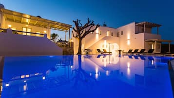 Piscina externa, espreguiçadeiras