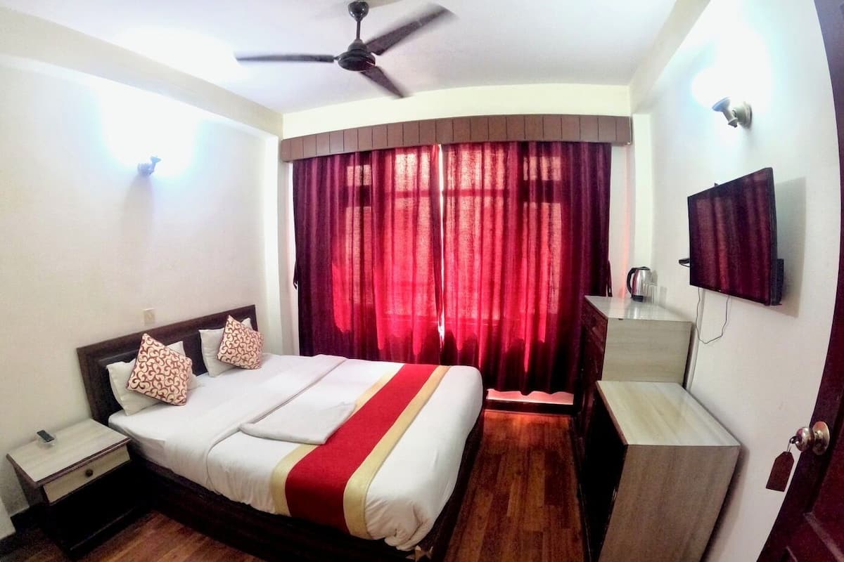 1 bedroom, premium bedding, in-room safe, desk