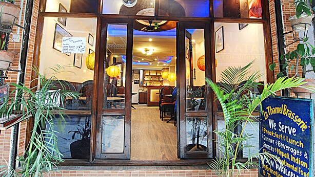 Ein Restaurant mit einer Schautafel, auf der Frühstück, Mittagessen, Abendessen und Getränke angeboten werden.