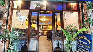 Majoituspaikan julkisivu illalla/yöllä