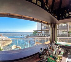 Una piscina al aire libre, sillones reclinables de piscina