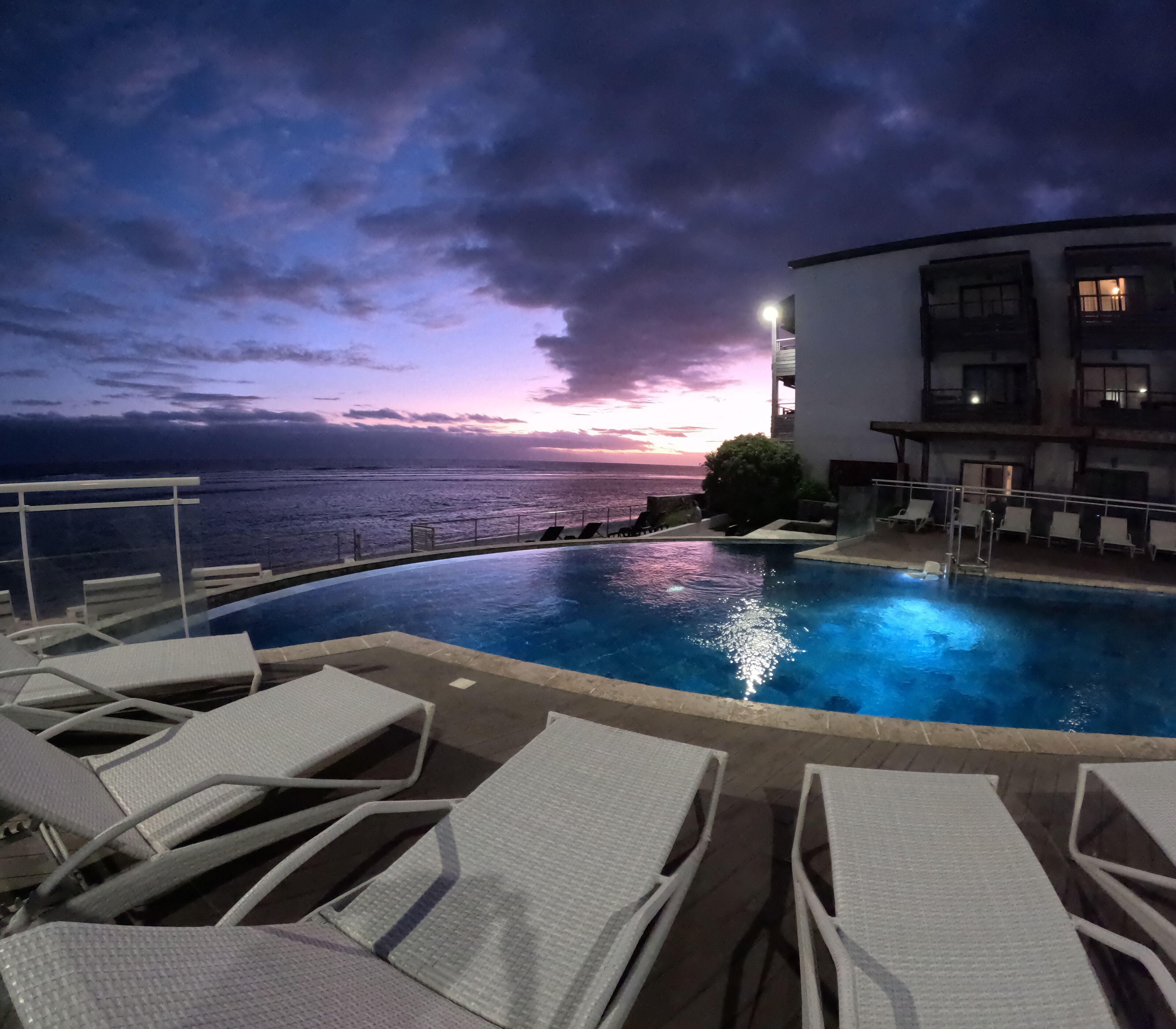 屋外プール、営業時間 8:00 ～ 20:00、サンラウンジャー