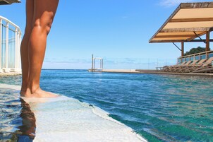 Una piscina al aire libre (de 08:00 a 20:00), tumbonas
