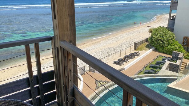 A balcony with a view of a beach and ocean. - Le Battant Des Lames (Saint-Pierre)