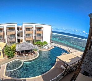 야외 수영장, 08:00 ~ 20:00 오픈, 일광욕 의자