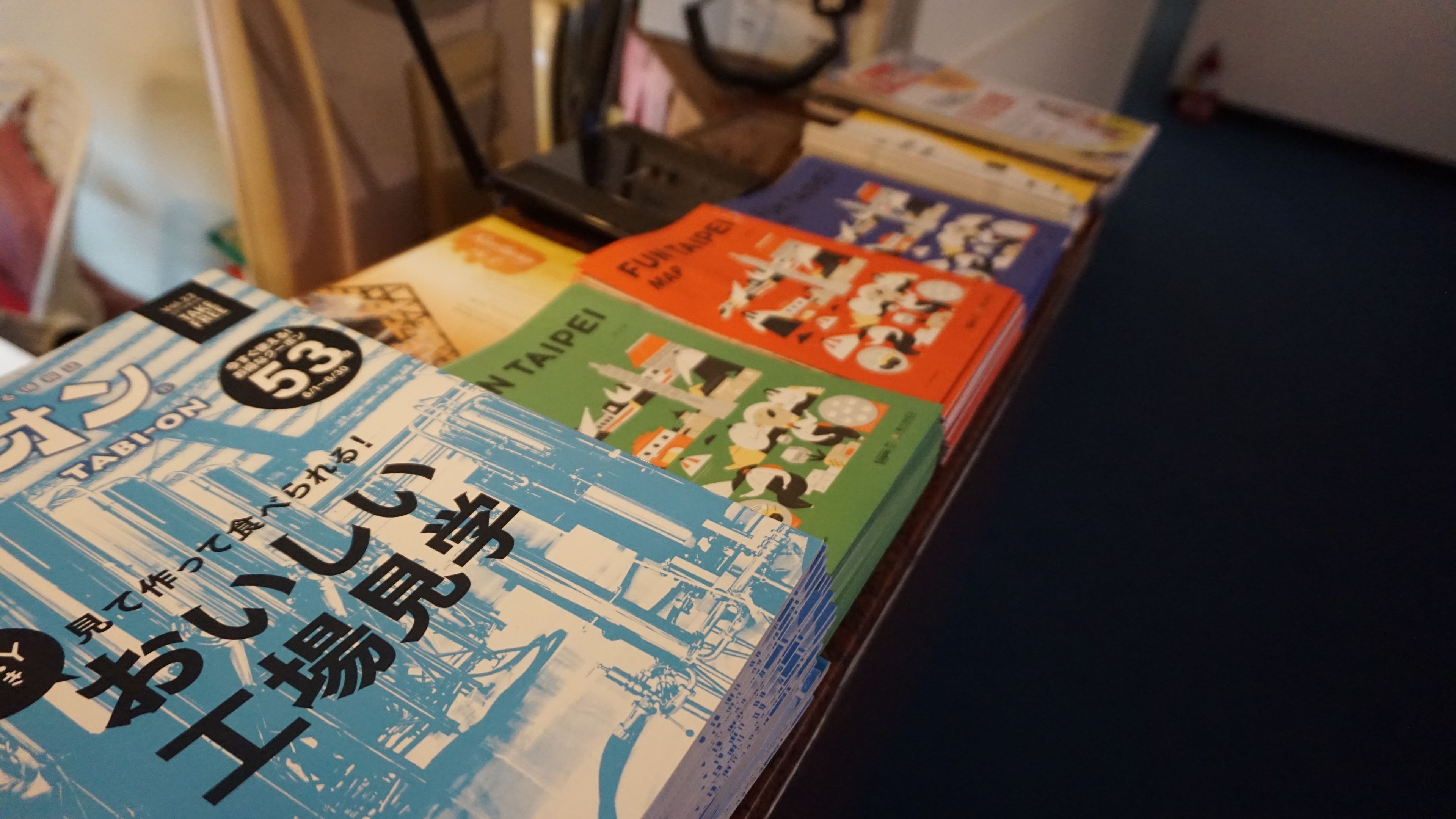 Een stapel boeken met Japanse tekst en illustraties, op een tafel geplaatst.