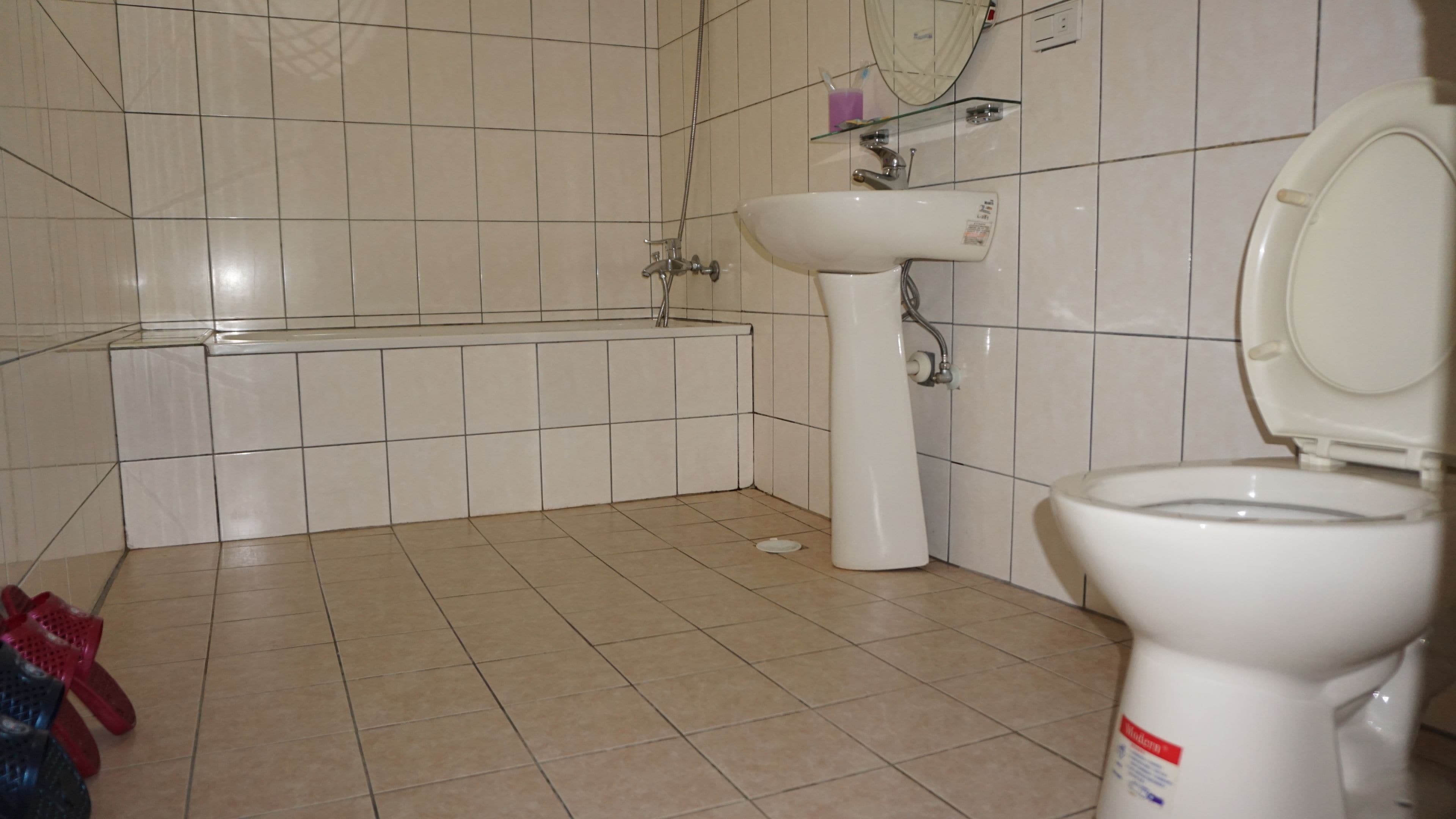 combined shower/bathtub, free toiletries, hair dryer, slippers