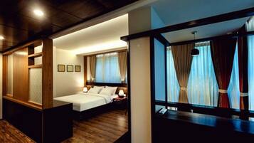 Premium Suite | Premium bedding, down duvets, memory-foam beds, free minibar
