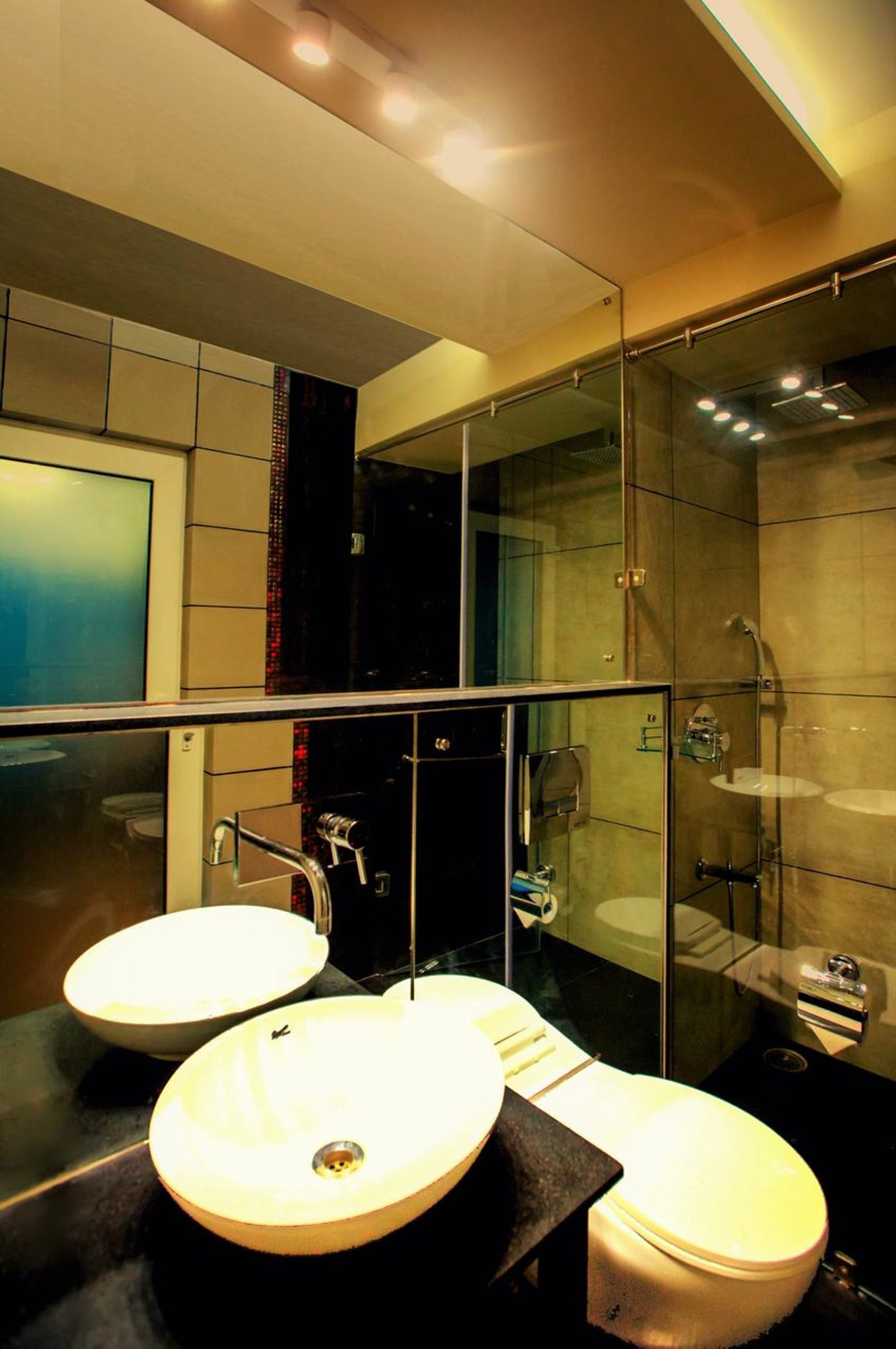 premium suite | bathroom | shower, free toiletries, slippers, towels