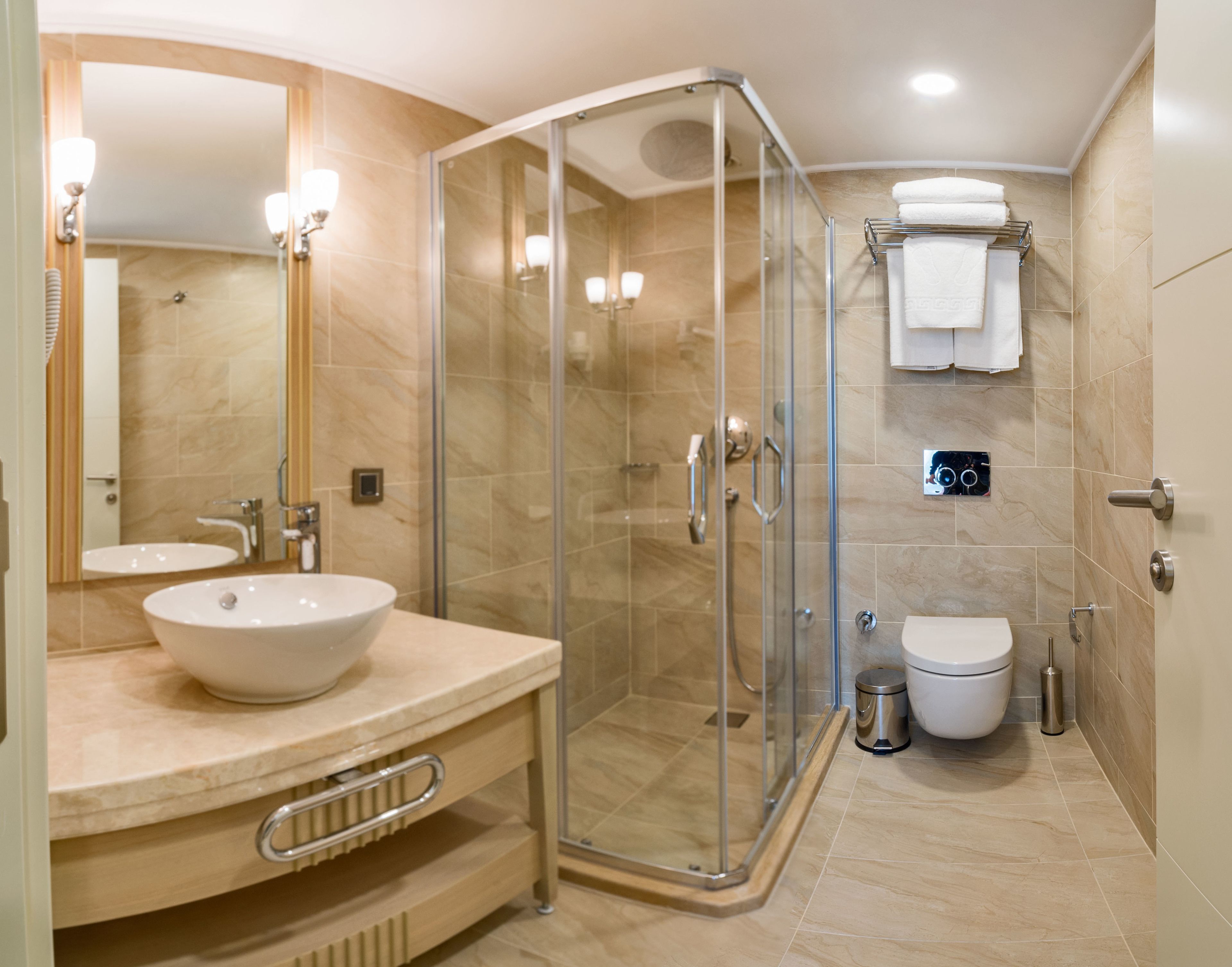 Chambre Supérieure | Salle de bain | Douche, articles de toilette gratuits, sèche-cheveux, chaussons