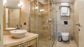 Chambre Supérieure | Salle de bain | Douche, articles de toilette gratuits, sÚche-cheveux, chaussons