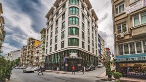 Un hotel de varios pisos con fachada curva, ventanas amplias y balcones.