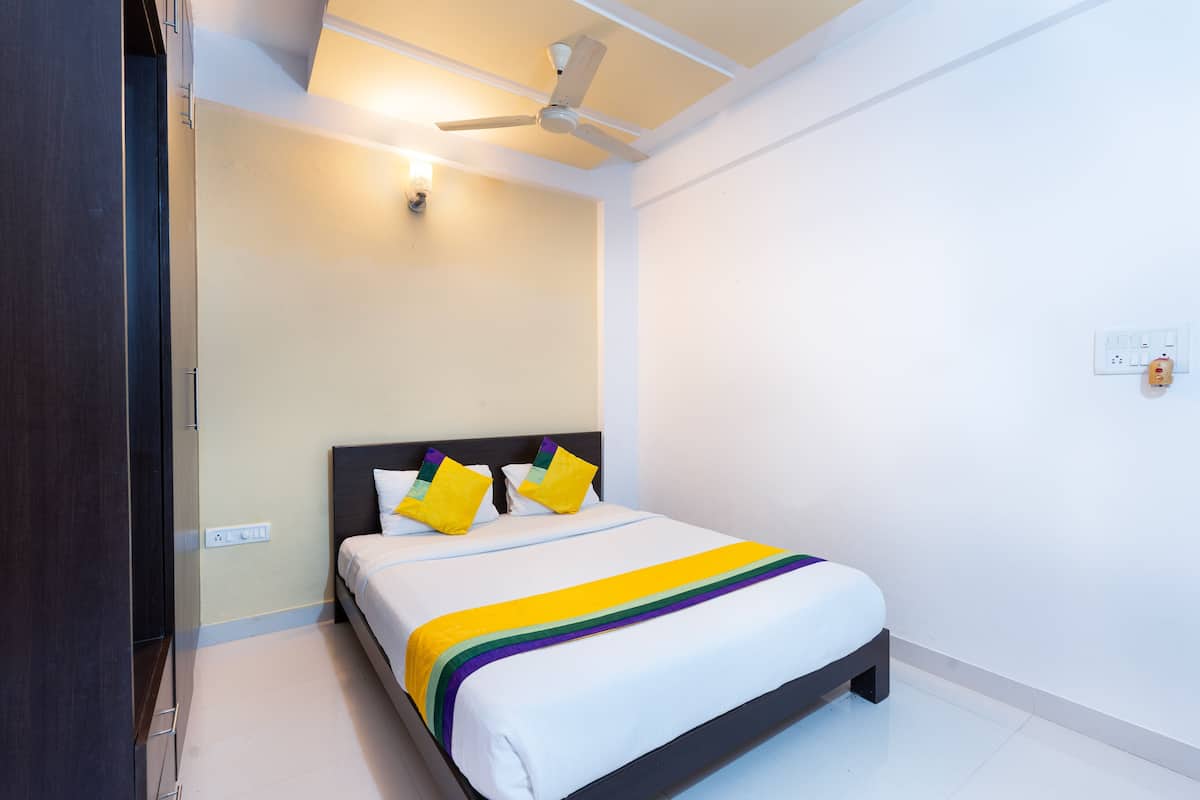 Deluxe Double Room, Balcony | Desk, iron/ironing board, WiFi (free)