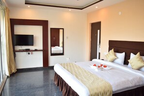Premium bedding, in-room safe, desk, rollaway beds - The Verda Prakyathi (Bengaluru)