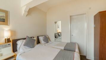 Standard Quadruple Room, 2 Double Beds | In-room safe, iron/ironing board, free cribs/infant beds, WiFi