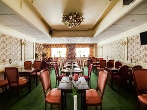 Petit déjeuner complet (7.5 GBP par personne)