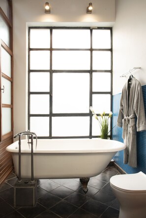 Separate bathtub and shower, free toiletries, hair dryer, towels