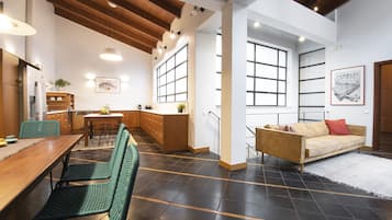 Full-size fridge, microwave, oven, stovetop