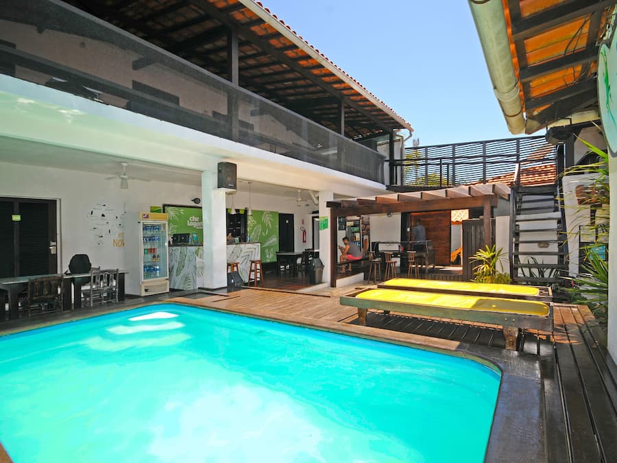 Piscine extérieure, chaises longues